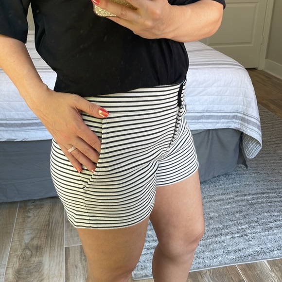 BCBG MaxAzria Black & White Stripe Shorts size S - Picture 3 of 5